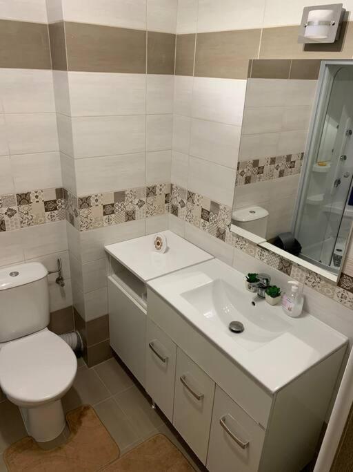 Lovely Bacau 1 Bedroom Apartment Esterno foto